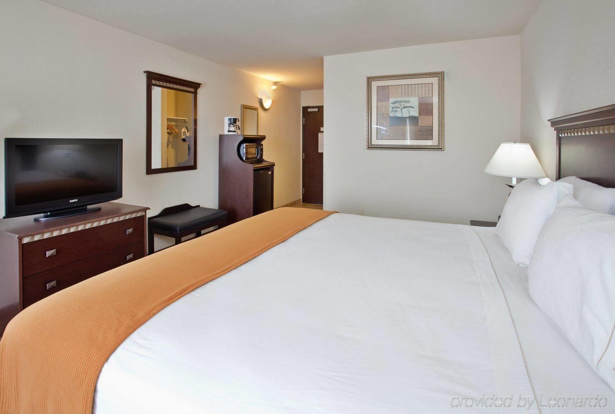 Holiday Inn Express Hotel & Suites Mcpherson, An Ihg Hotel Bagian luar foto